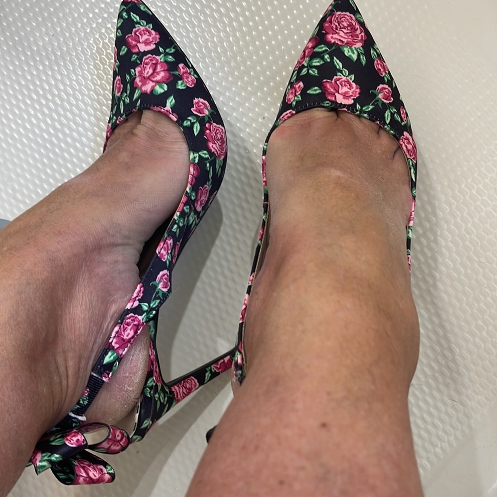 Host Pick๐๐๐Gorgeous pink roses Betsy Johnson heels ๐ธ๐ธby viviglam ๐ท - Picture 5 of 11